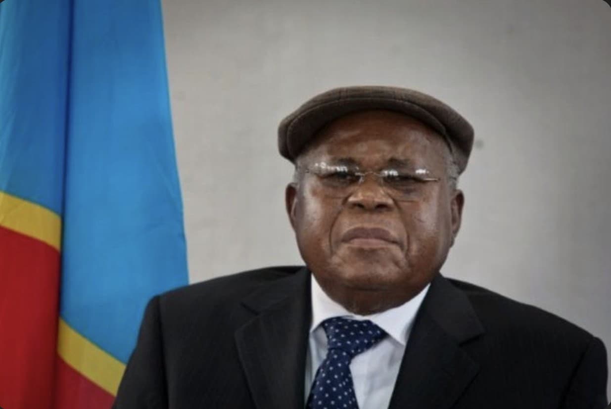 Le Dr Étienne Tshisekedi devant le drapeau de la République démocratique du Congo